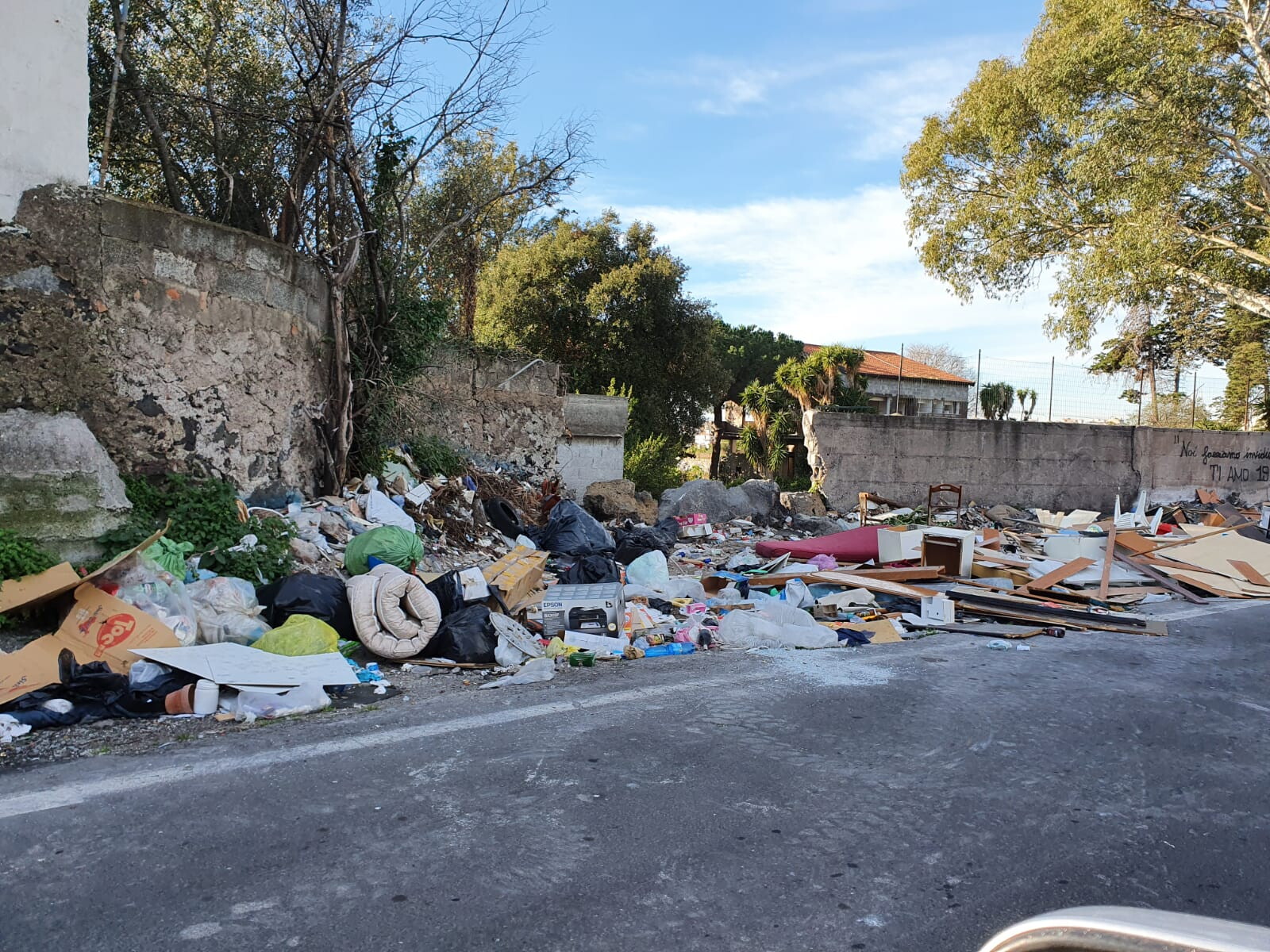 Catania Rifiuti E Sporcizia In Via Feudo Grande La Sicilia