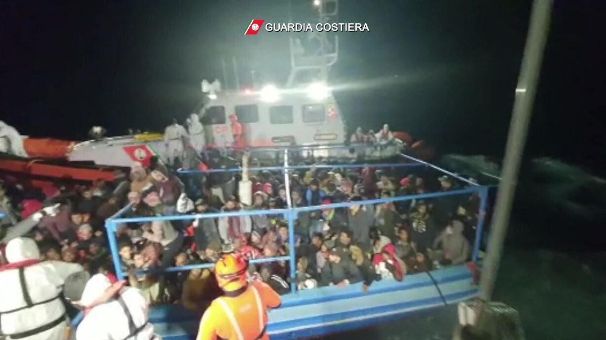 Lampedusa Barcone Si Ribalta Salvati E Dispersi La Sicilia