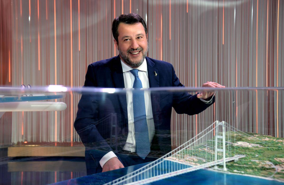 Ponte Stretto Salvini Mostra Plastico In Tv Sar Il Pi Lungo Del Mondo A Campata Unica La