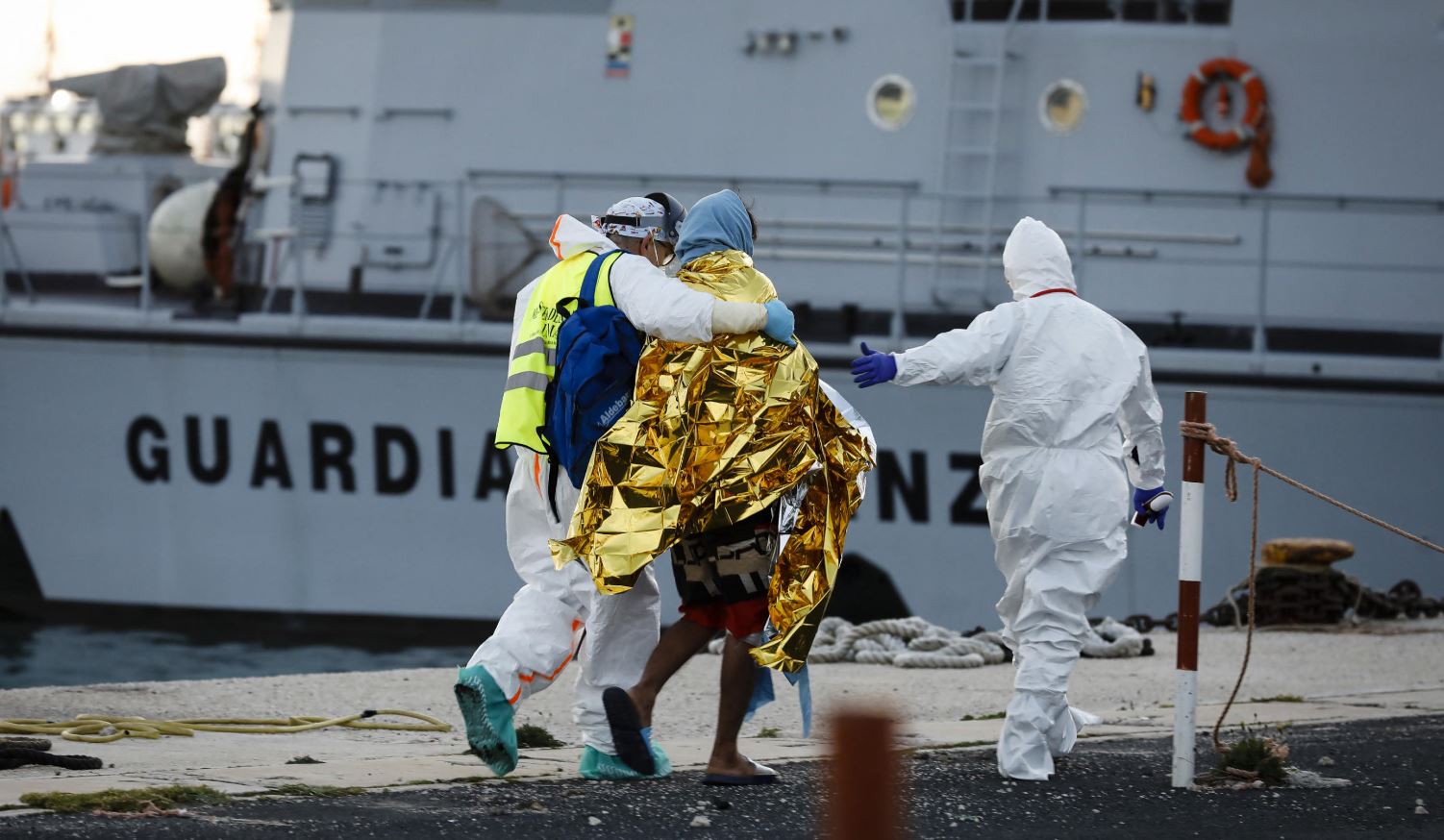 L Arrivo A Pozzallo Dei Migranti Sopravvissuti All Ultimo Naufragio Uno Trasferito In