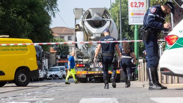 Donna In Bici Muore Travolta Da Una Betoniera A Milano Le Immagini Dal Luogo Dell Incidente