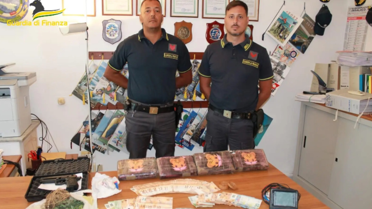 Arrestato A Lampedusa Con Oltre 4 Chili Di Cocaina: 52enne In Manette ...