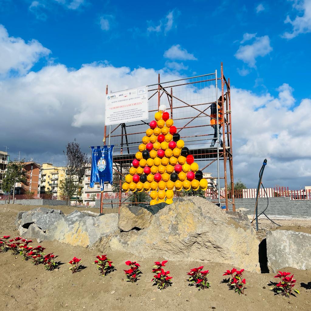 Natale a Catania c è anche l Albero per la sicurezza l installazione per per dire basta agli