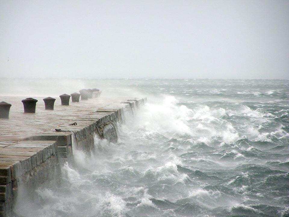 Maltempo: Venti Di Burrasca E Mareggiate Al Sud Allerta Gialla In ...