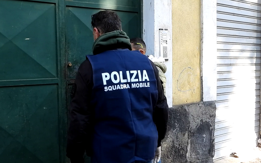 Cerca Di Nascondere La Droga Che Aveva In Mano: Pusher Arrestato A San ...